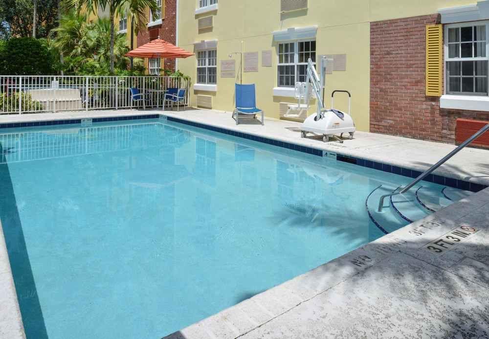 Candlewood Suites Miami Lakes By Ihg Exterior photo