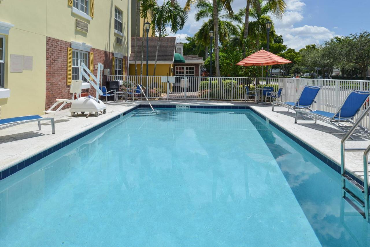 Candlewood Suites Miami Lakes By Ihg Exterior photo