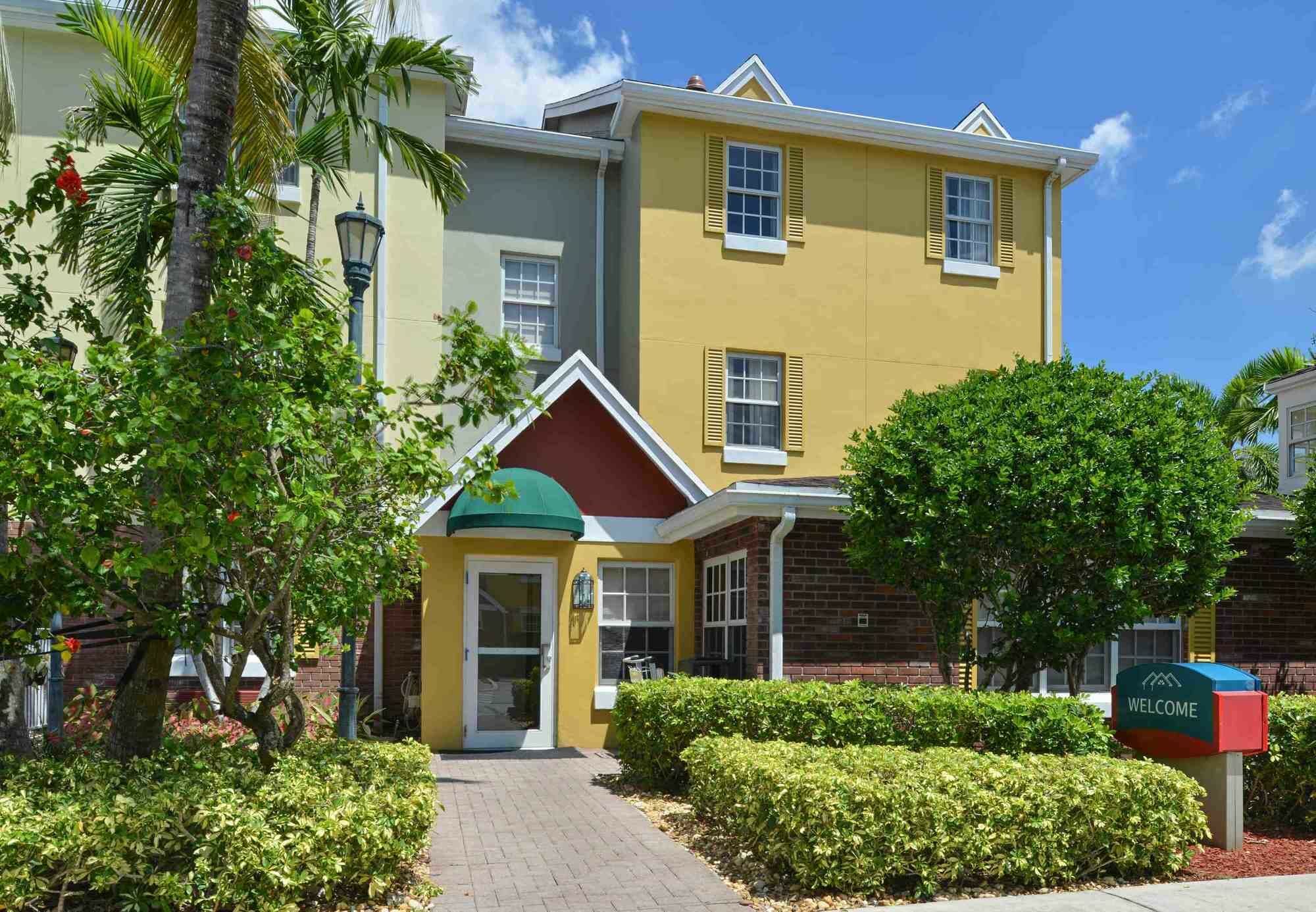 Candlewood Suites Miami Lakes By Ihg Exterior photo