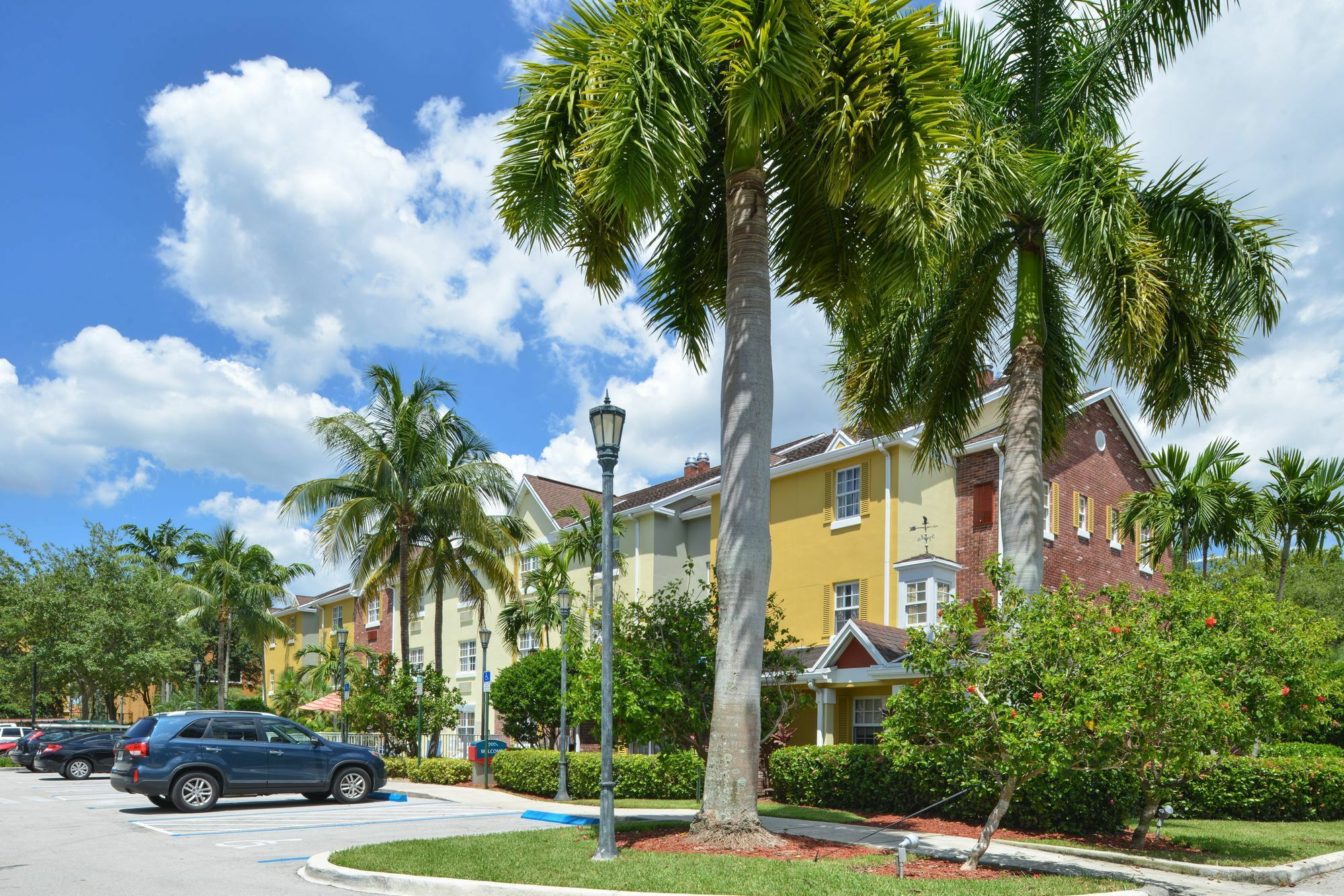 Candlewood Suites Miami Lakes By Ihg Exterior photo