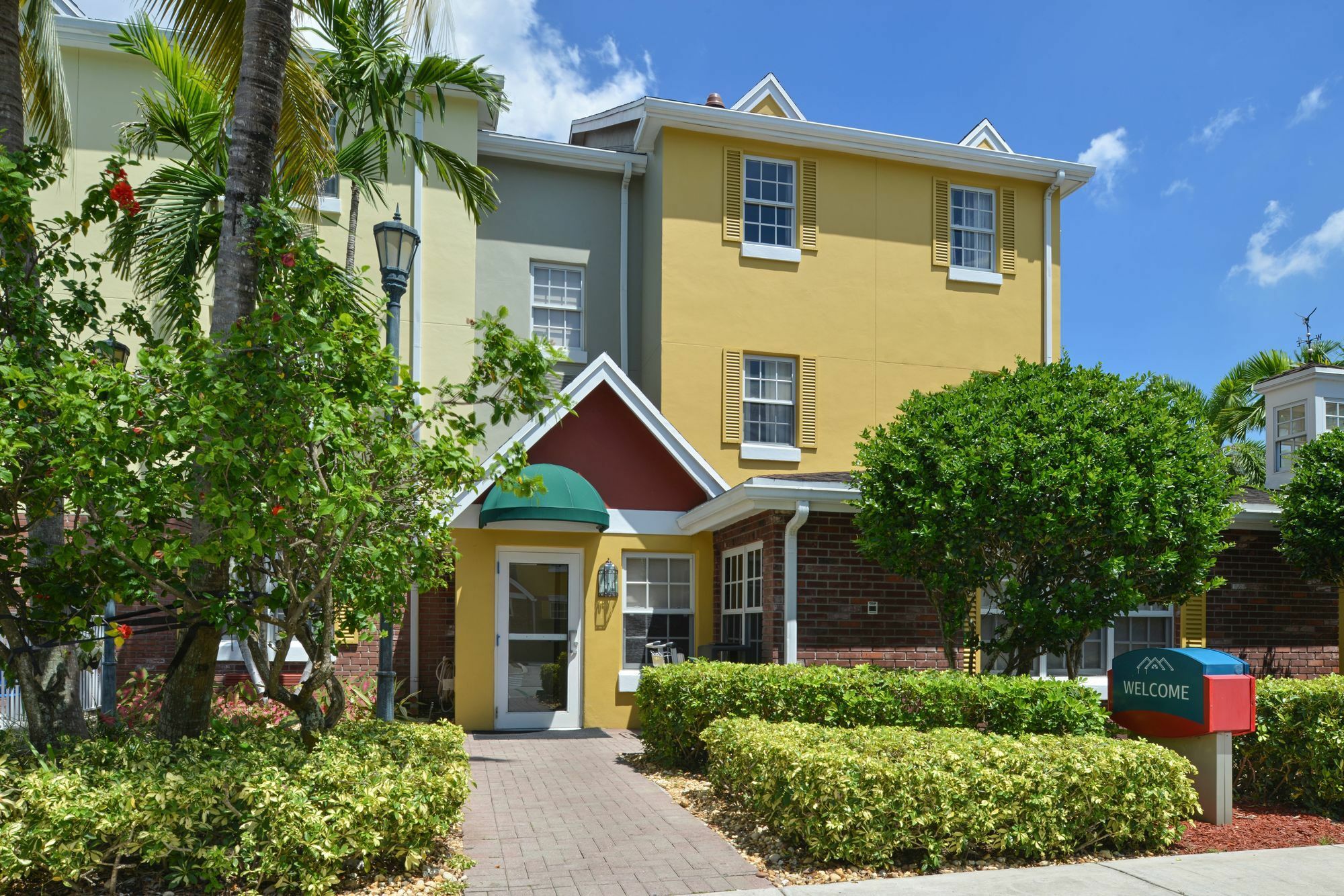 Candlewood Suites Miami Lakes By Ihg Exterior photo